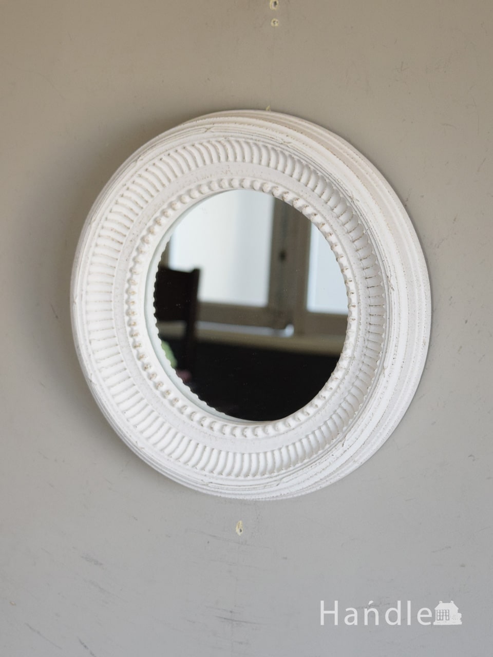 アンティーク調のおしゃれな鏡、丸い形をしたウォールミラー（パティネ