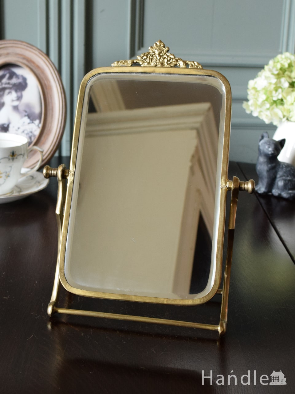 アンティーク調のおしゃれな鏡、華やかな装飾が素敵な真鍮製のスタンドミラー（ゴールド） (n21-032)