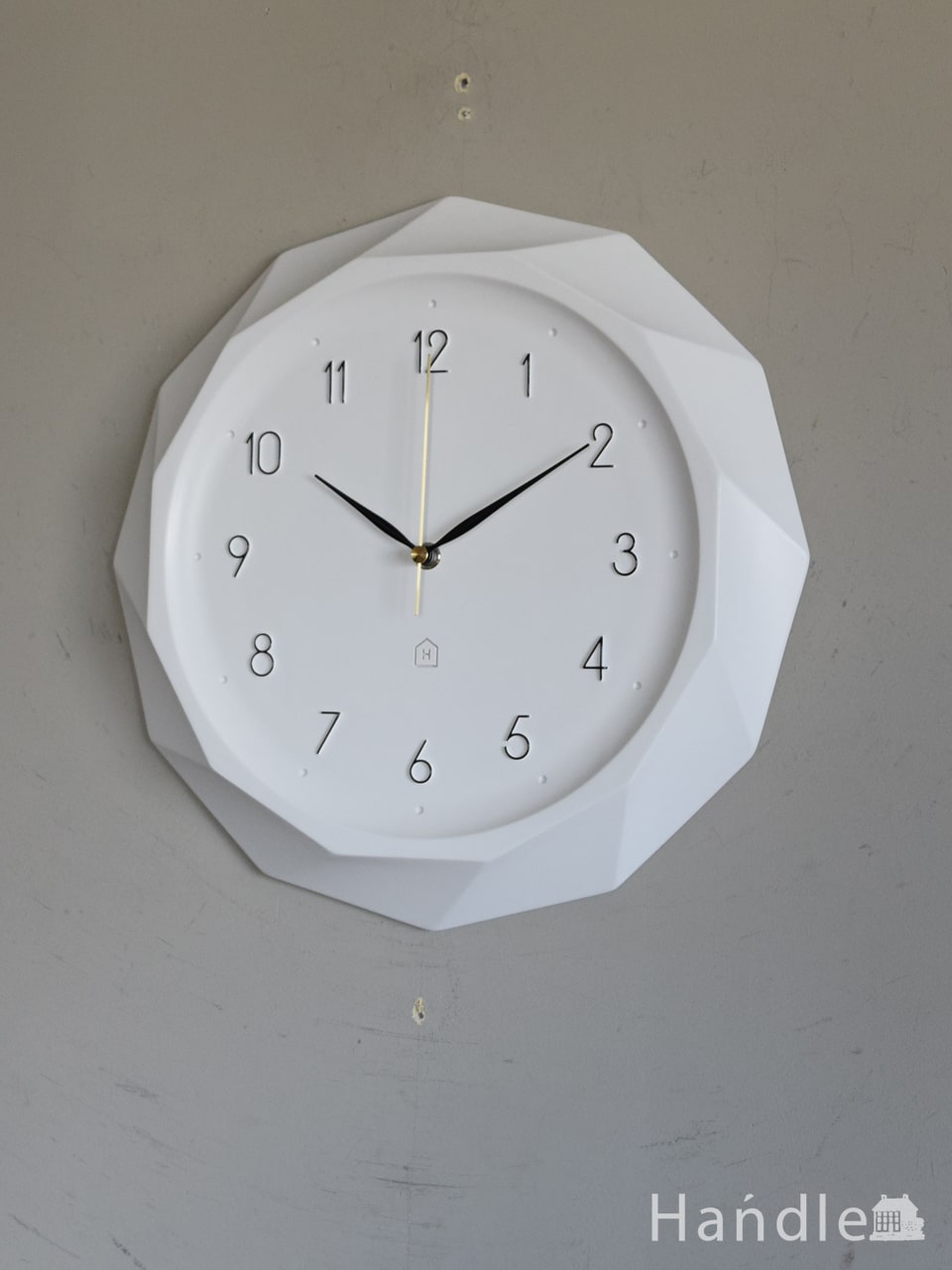 シンプルなデザインの白い壁掛け時計、ゴールド色の秒針がアクセントのおしゃれなウォールクロック (n22-095)