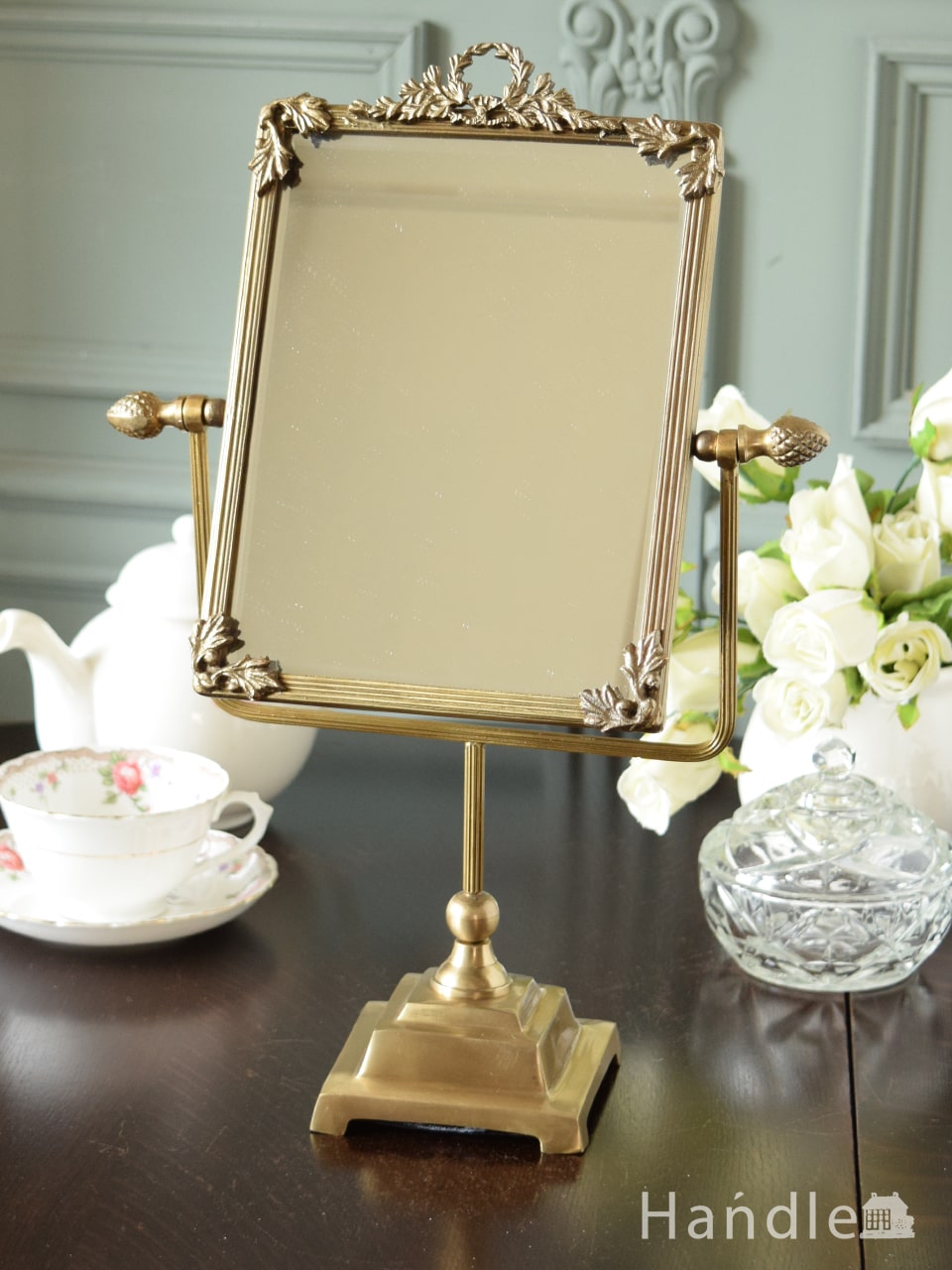 アンティーク調のおしゃれな鏡、華やかな装飾が素敵な真鍮製のスタンド