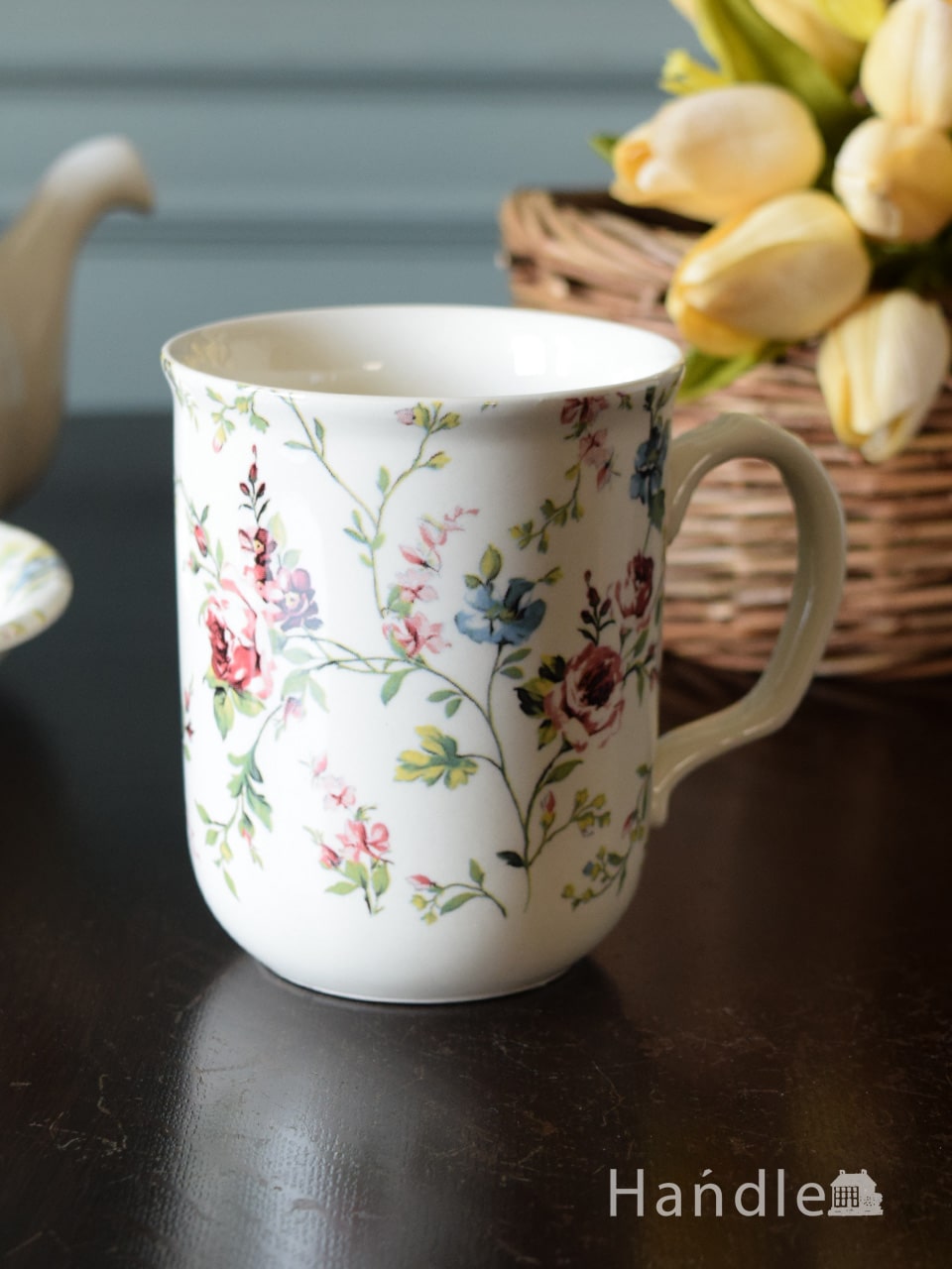 お花の絵が華やかなフランスのおしゃれな食器、コントワール・ドゥ・ファミーユのマグカップ（FLEURS DES CHAMPS） (cf-1577)
