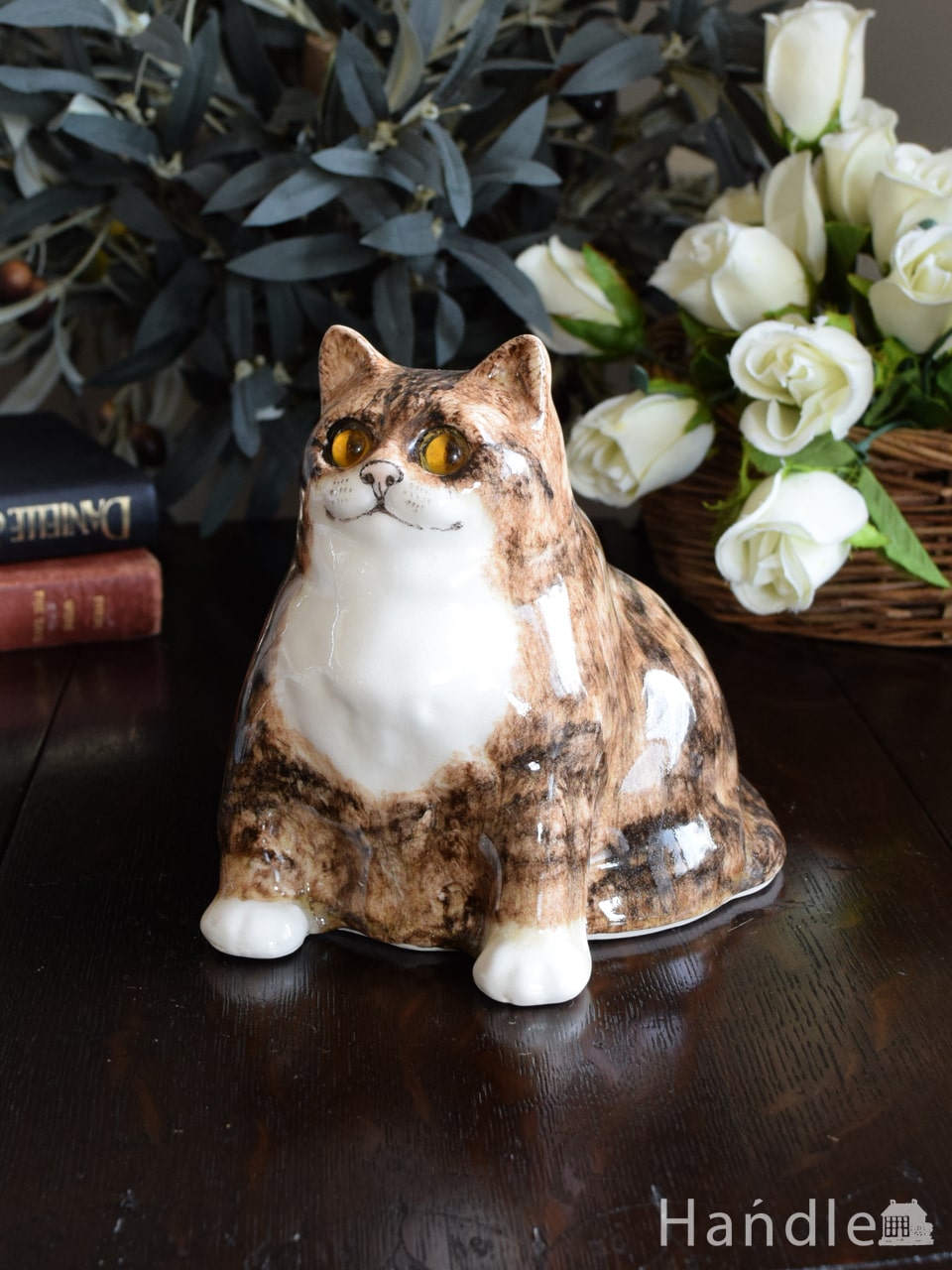 まるまると太った体形が可愛い猫、英国WINSTANLEY CATのネコの置物 (m-6958-z)