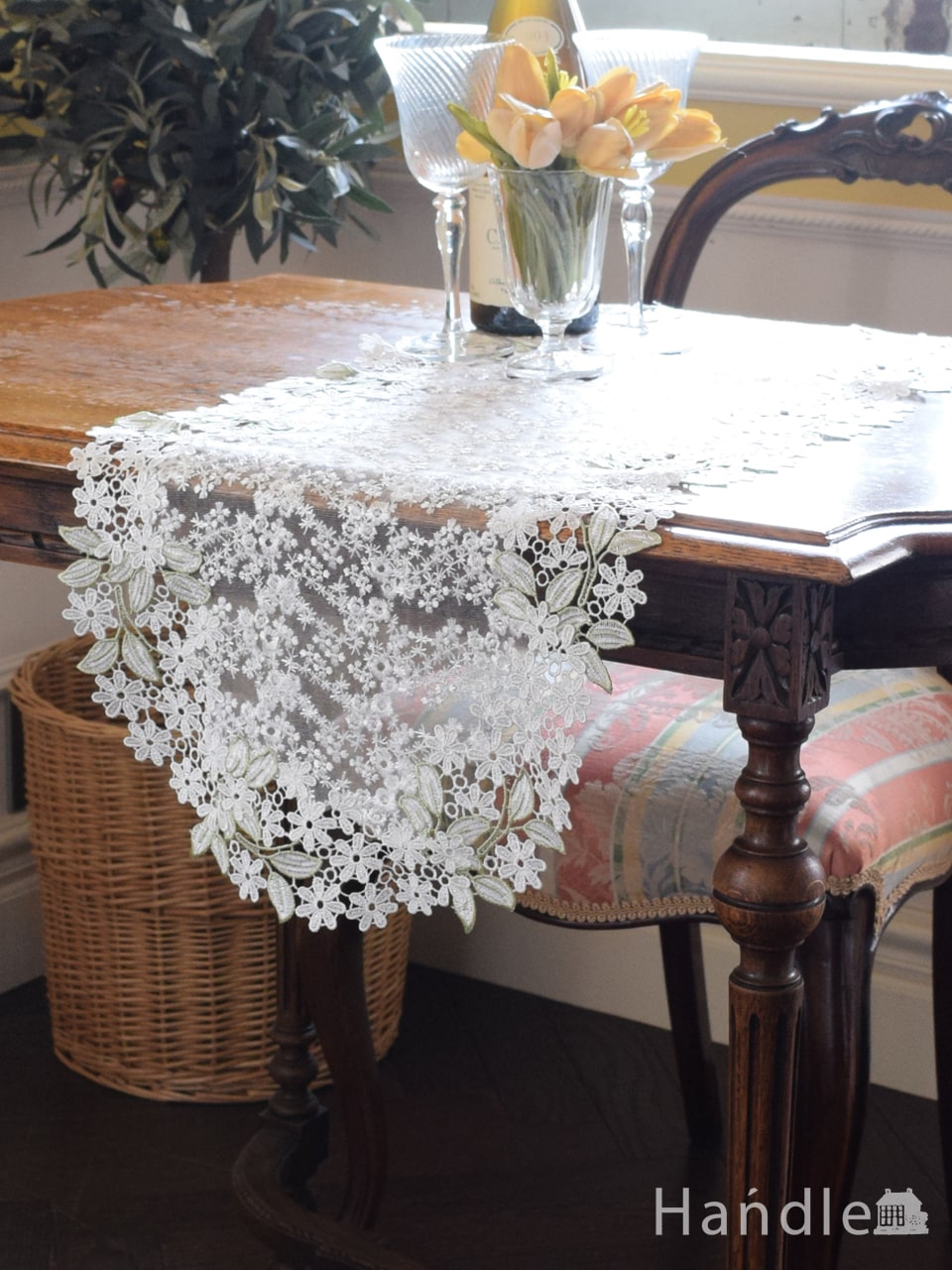 フレンチアンティーク調のテーブルランナー、手刺繍風のお花のレースが華やかなテーブルセンター 35x90 (n20-143)