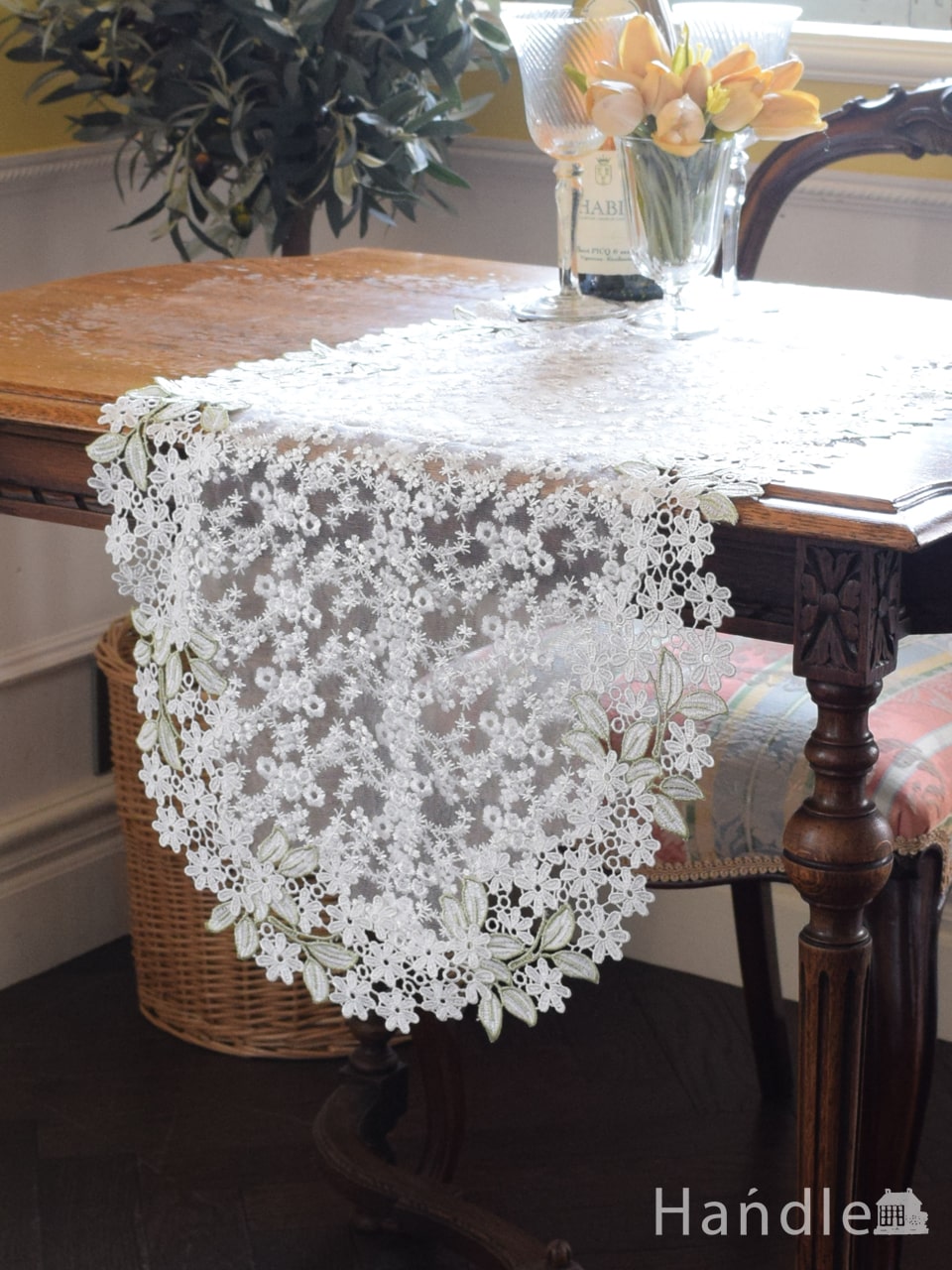 フレンチアンティーク調のテーブルランナー、手刺繍風のお花のレースが華やかなテーブルセンター 40×135 (n20-144)