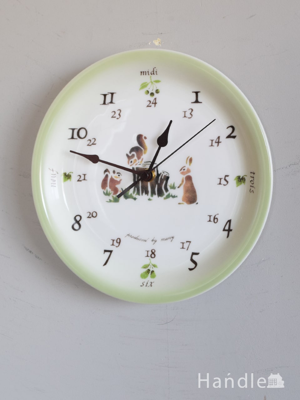 おしゃれなウォールクロック、可愛いウサギとリスが描かれた丸い形の壁掛け時計（ラウンド・レコルト） (n23-020)