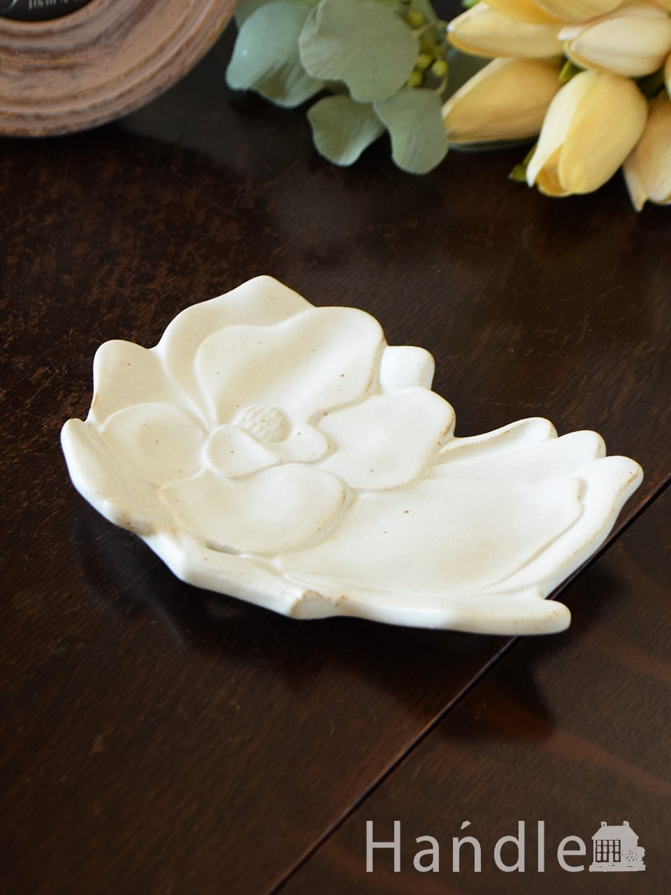 モクレンの花の形を模った、スタジオエムのおしゃれな菓子皿マグノリアプレート（白） (n22-150)