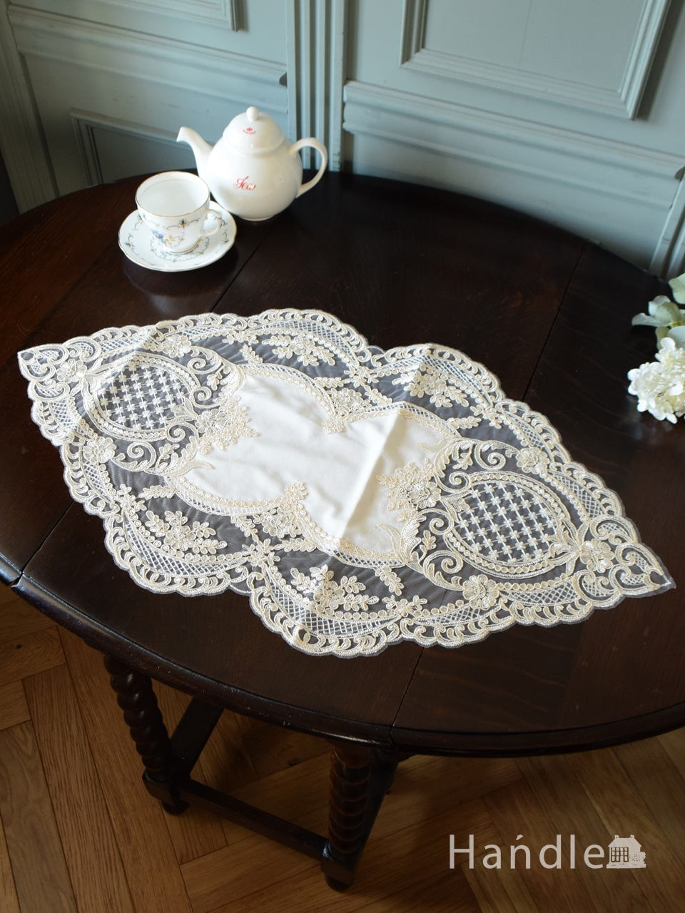 フランスアンティーク風のおしゃれなテーブルクロス、華やかな刺繍の 