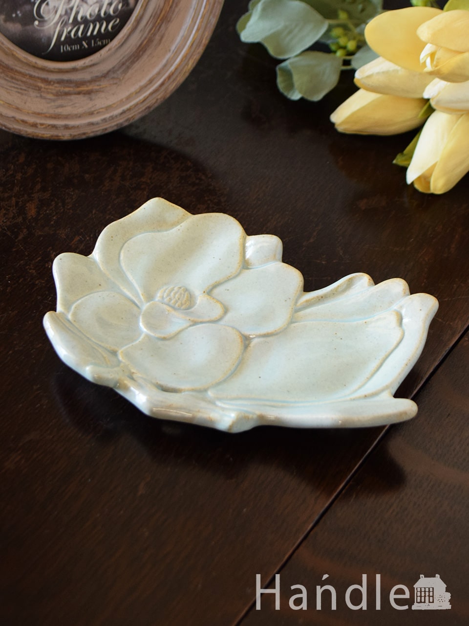 モクレンの花の形を模った、スタジオエムのおしゃれな菓子皿マグノリアプレート（青磁） (n22-151)