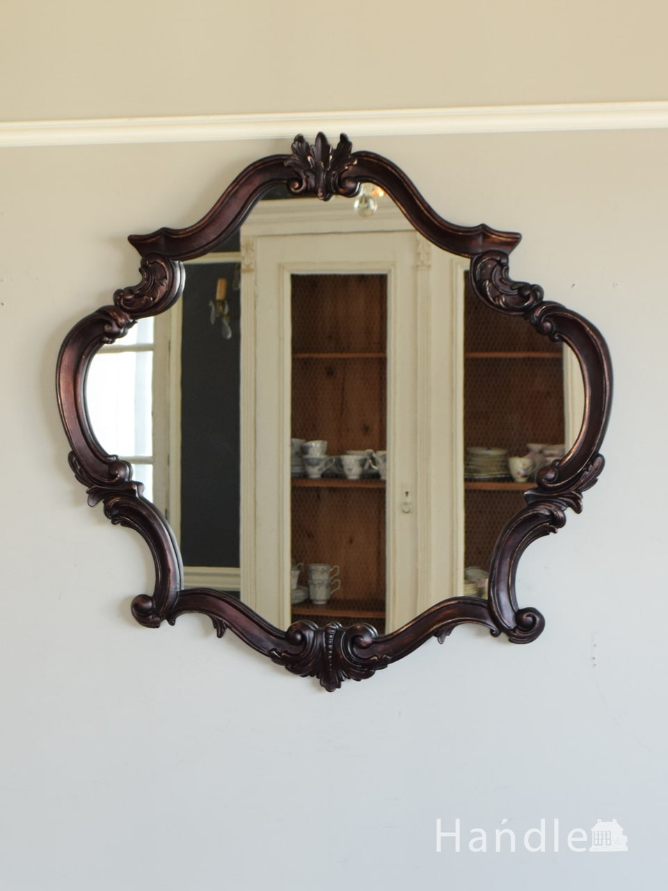 アンティーク調のおしゃれな鏡、デコラティブな装飾が豪華なウォールミラー（BR） (n21-061)