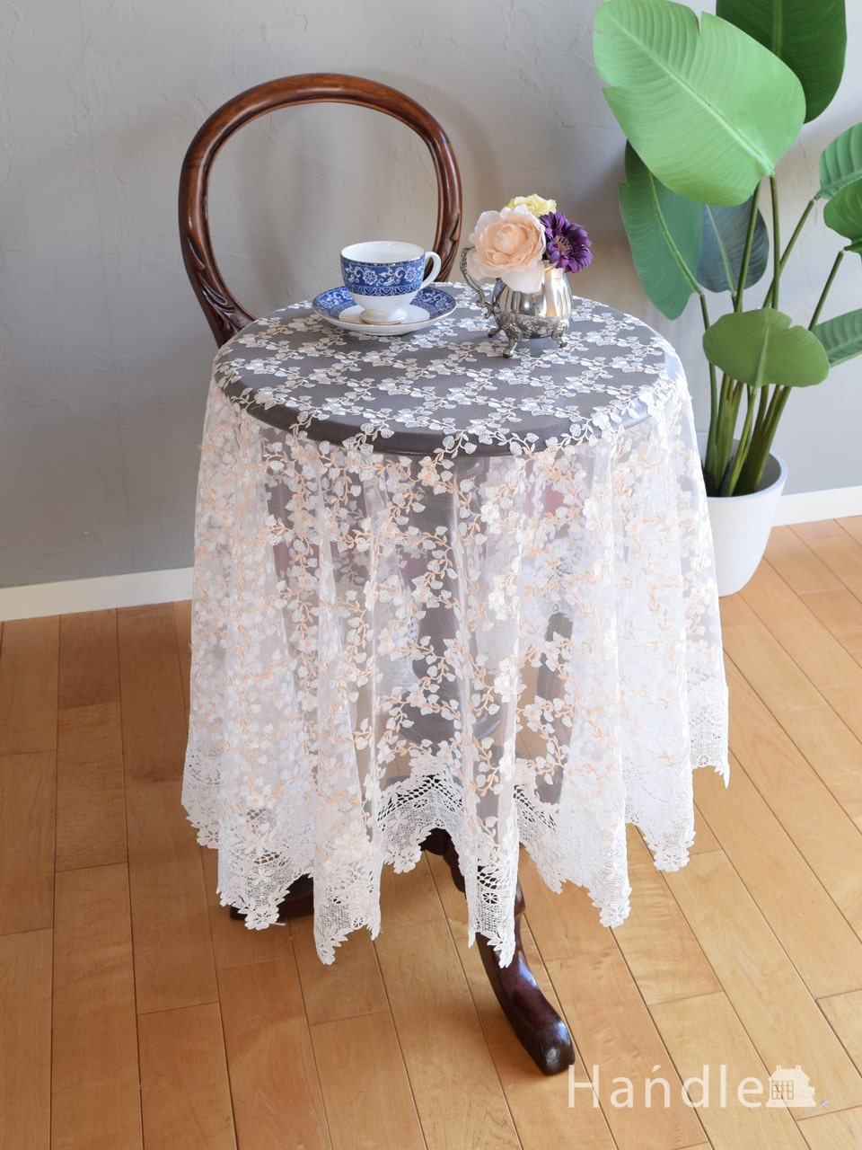 フレンチアンティーク調のテーブルクロス、お花の刺繍のラウンド型 
