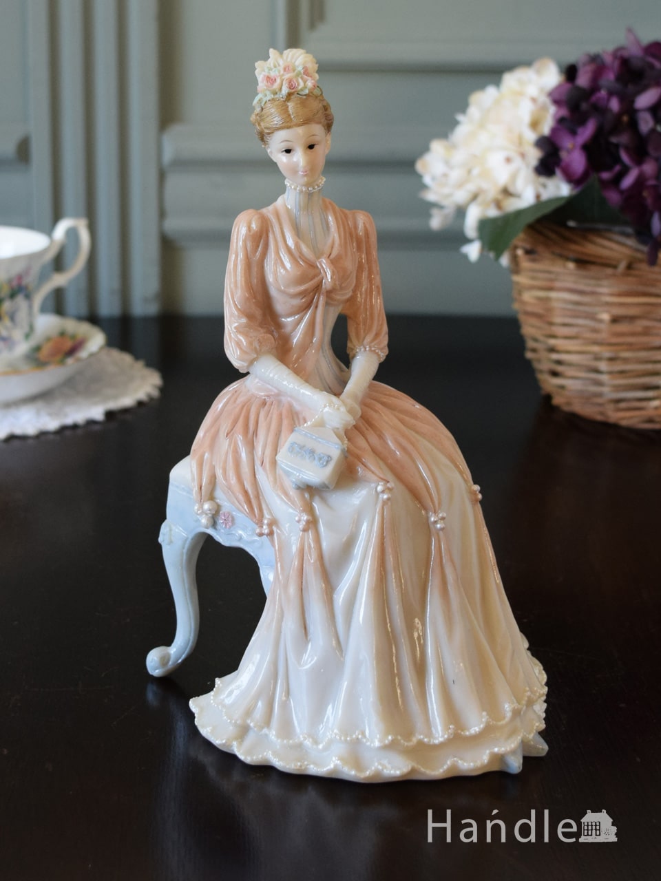 ドレスを姿の女性のフィギュリン、英国アンティーク調の陶磁器の置物