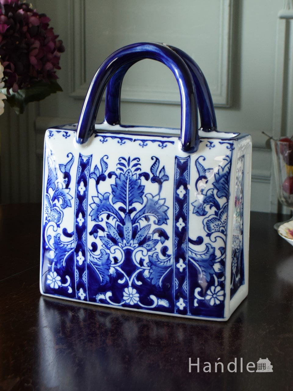 ブルー＆ホワイトのアンティーク調の雑貨、シノワズリーの雰囲気が漂う鞄型のフラワーベース (n20-324)