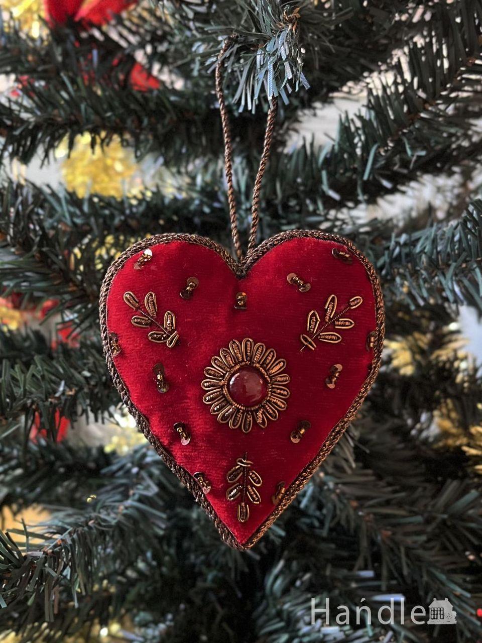 クリスマスツリーを華やかに彩ってくれる、真っ赤なハート形のおしゃれなオーナメント