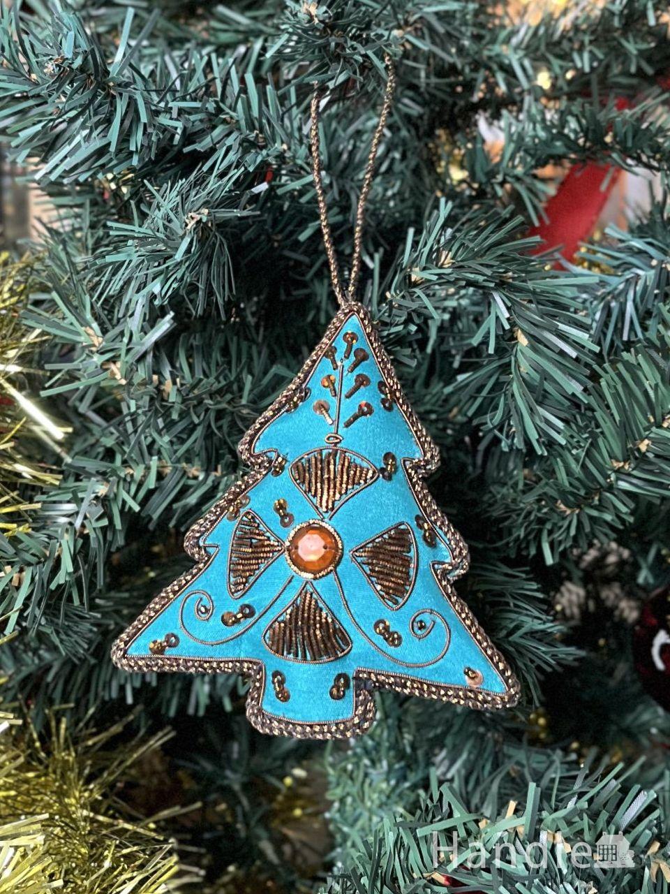 クリスマスツリーを華やかに彩ってくれる、ブルー色のツリー形のおしゃれなオーナメント