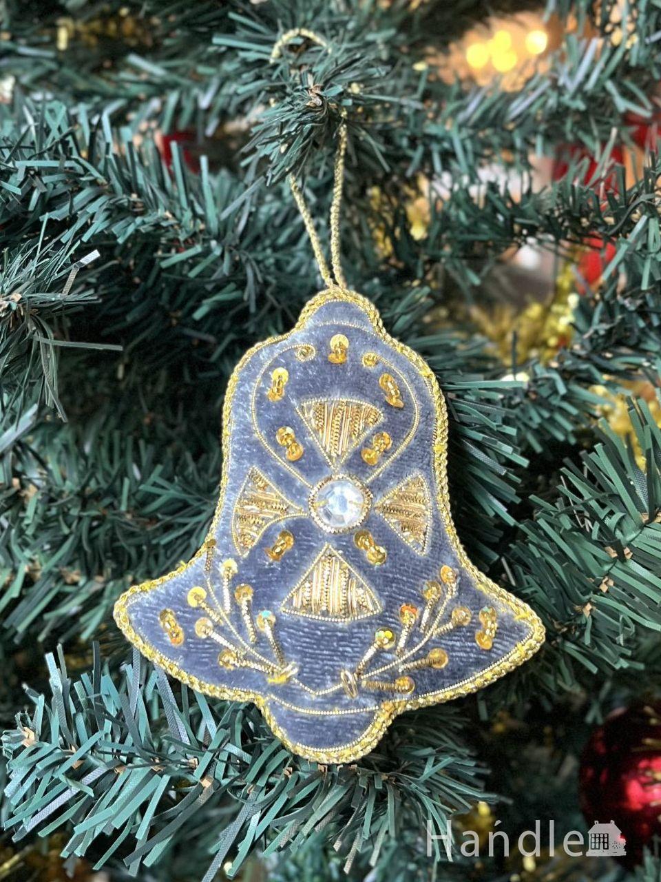 クリスマスツリーを華やかに彩ってくれる、落ち着いたグレーのべルの形のおしゃれなオーナメント