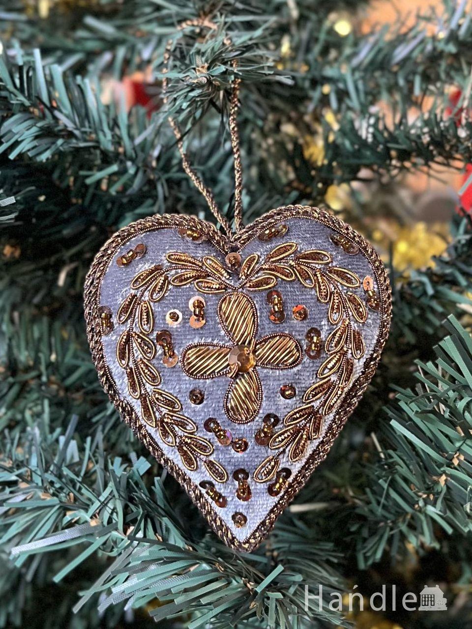 クリスマスツリーを華やかに彩ってくれる、グレー色のハート形のおしゃれなオーナメント