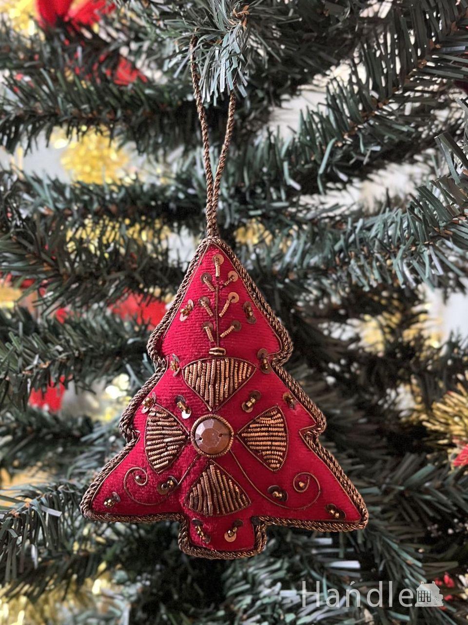 クリスマスツリーを華やかに彩ってくれる、真っ赤なツリーの形のおしゃれなオーナメント