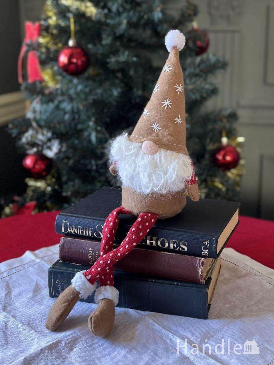 お星さま模様のベージュ色の帽子を被った、北欧の可愛い妖精トムテのクリスマス人形