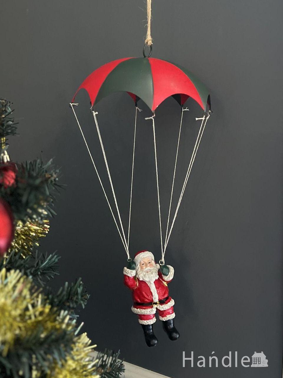 地上に降り立つパラシュートサンタ、クリスマス用のサンタさんのオーナメント
