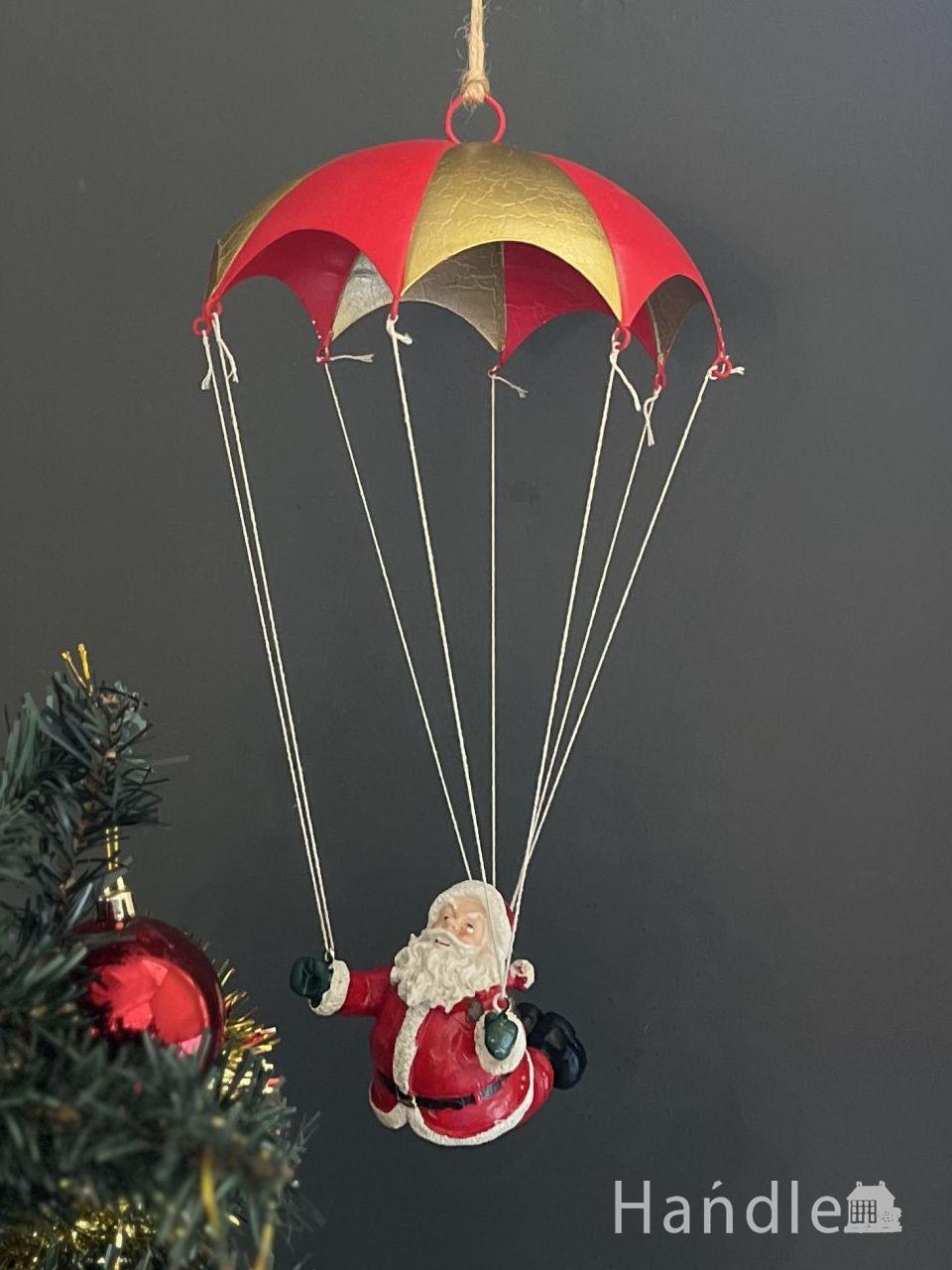 パラシュートをつけたサンタクロース、クリスマスの可愛いオーナメント