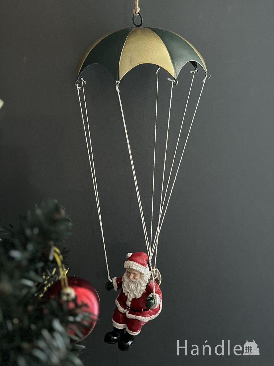 クリスマスプレゼントを運ぶ可愛いサンタさん、パラシュートをつけたサンタのオーナメント