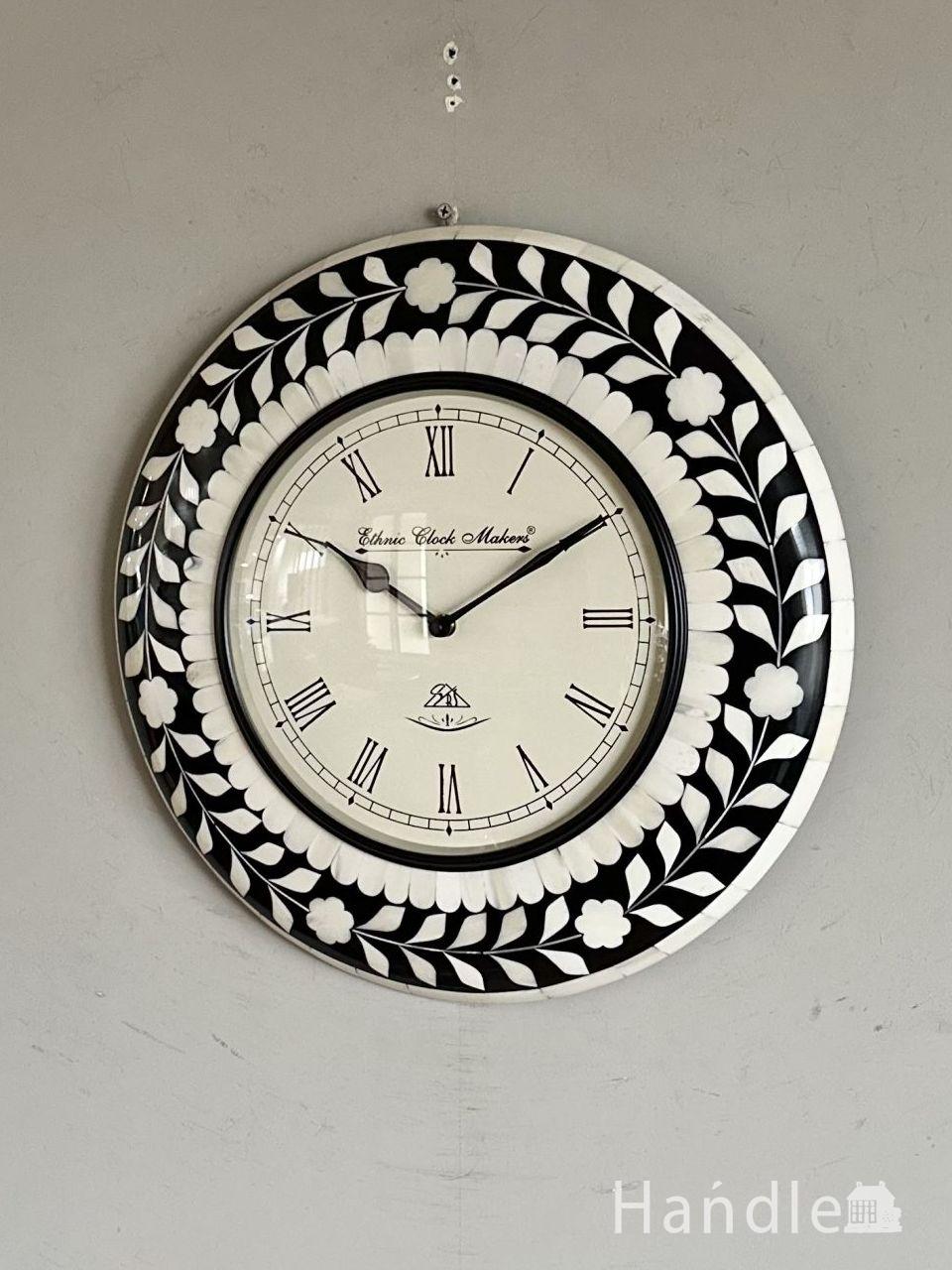 白黒のコントラストがおしゃれな時計、バッファローボーンのアンティーク調ウォールクロック (n21-153)
