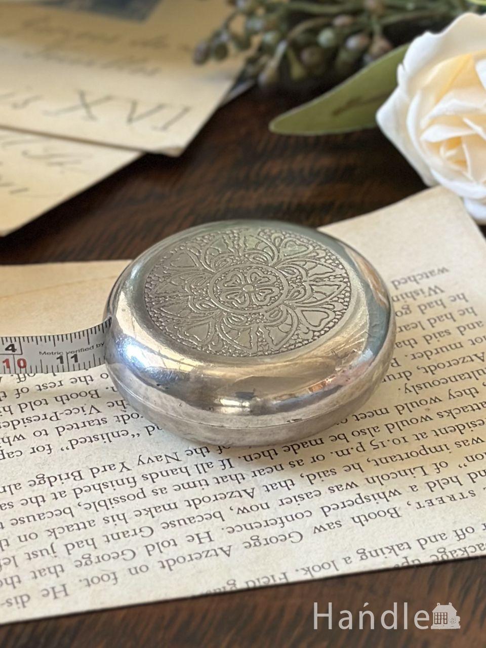 キラッと輝くおしゃれなメジャー、アンティーク調に加工されたシルバー色のスケール