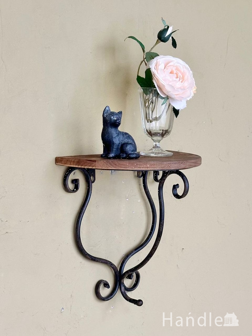 くるんと巻いた曲線ラインの壁掛け棚、アンティーク調のウォールシェルフ (n22-309)