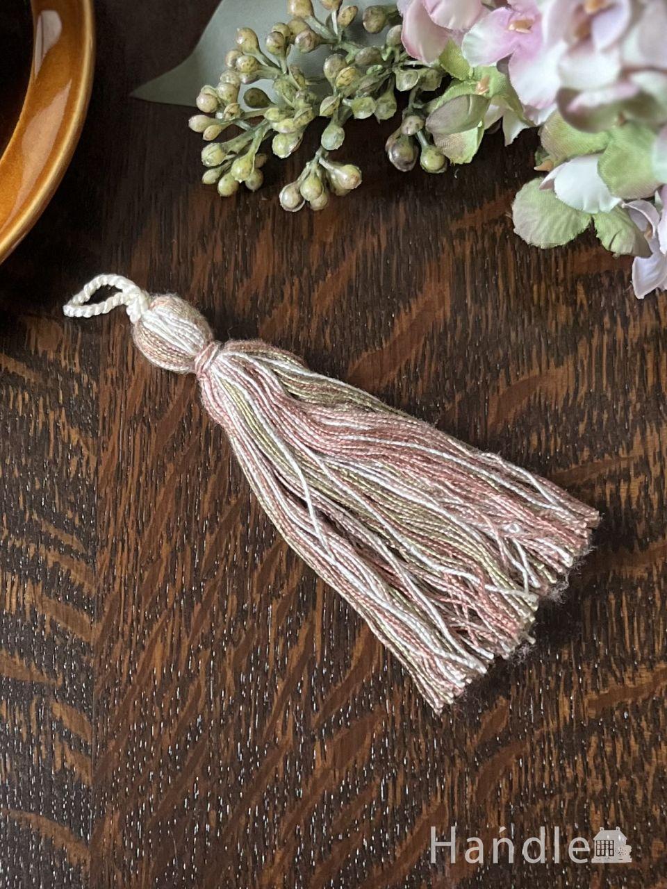 アンティークのカギにピッタリ！ベージュ色のおしゃれなタッセル