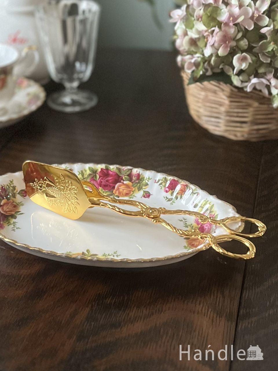 アンティーク風のおしゃれなカトラリー、アフタヌーンティーにピッタリのゴールドに輝くケーキトング