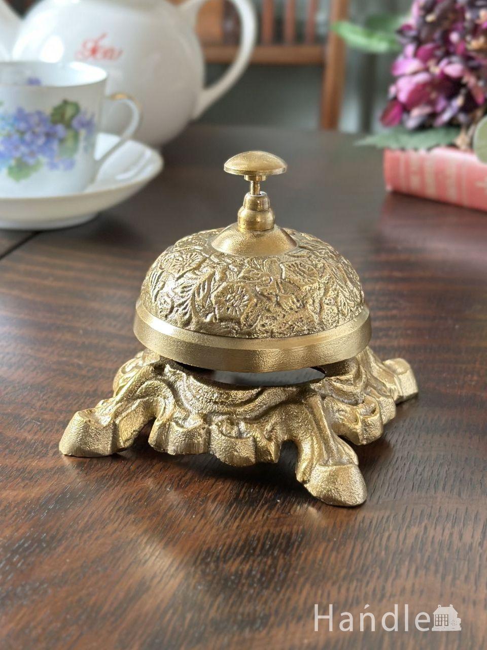 デコラティブな装飾に包まれたゴールド色のベル、重厚感が漂うアンティーク調の呼び鈴 (n20-434)