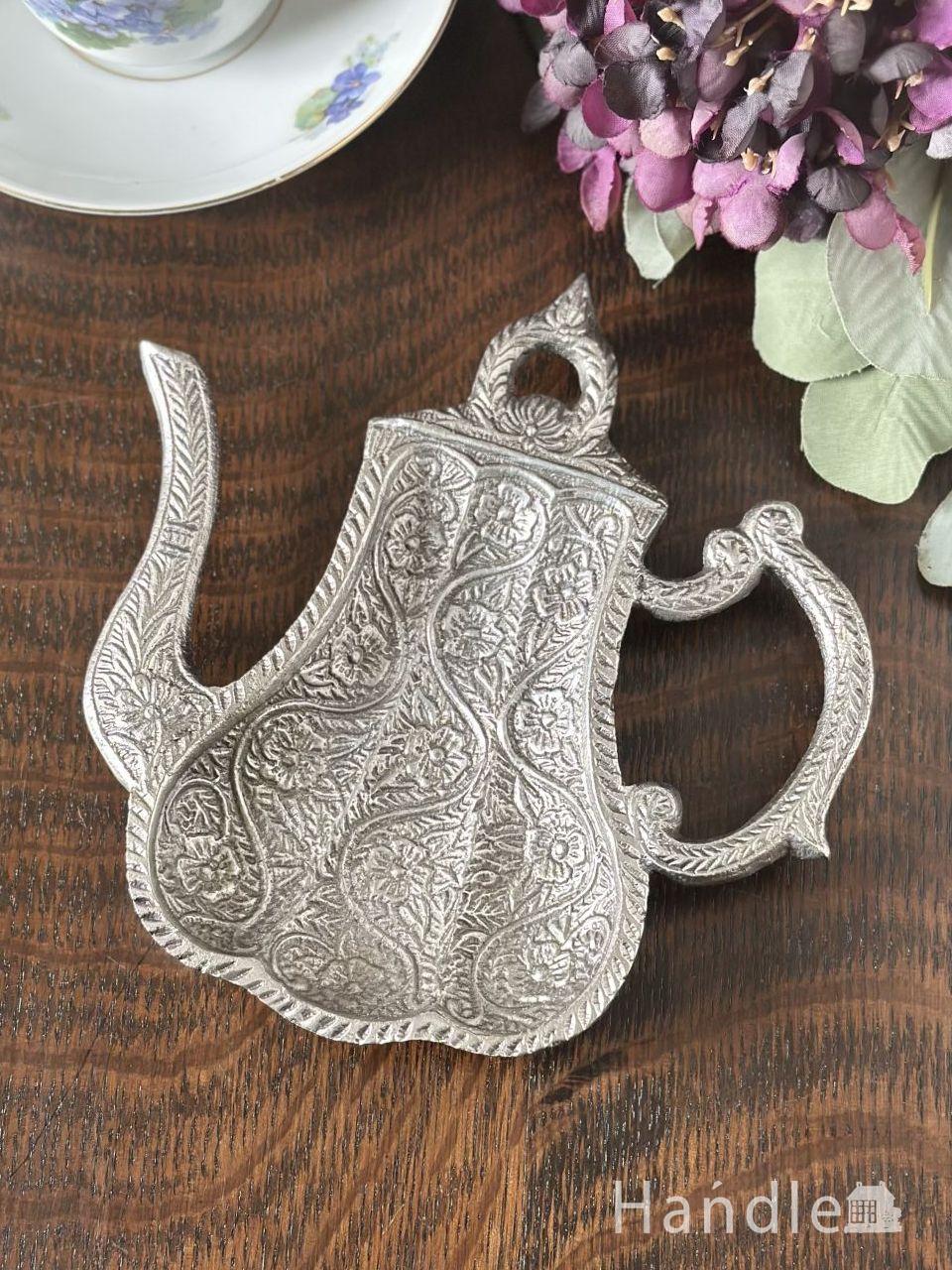 アンティーク調のおしゃれなトレイ、シルバー色のティーポットの形のアクセサリートレイ