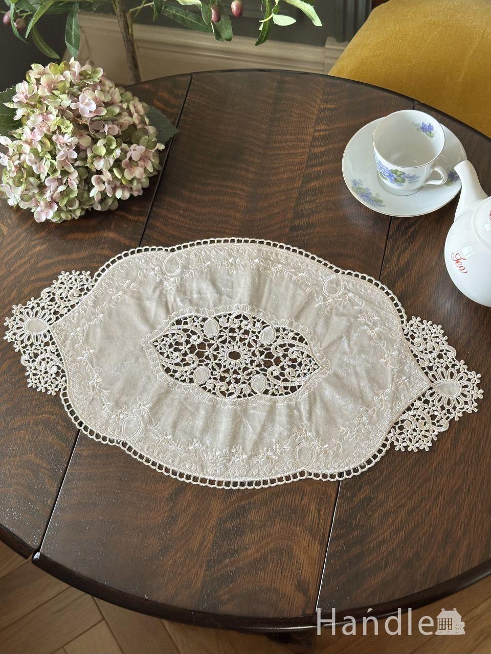 フランスアンティーク風のおしゃれなドイリー、華やかな刺繍が入った可愛いレース（オフホワイト）