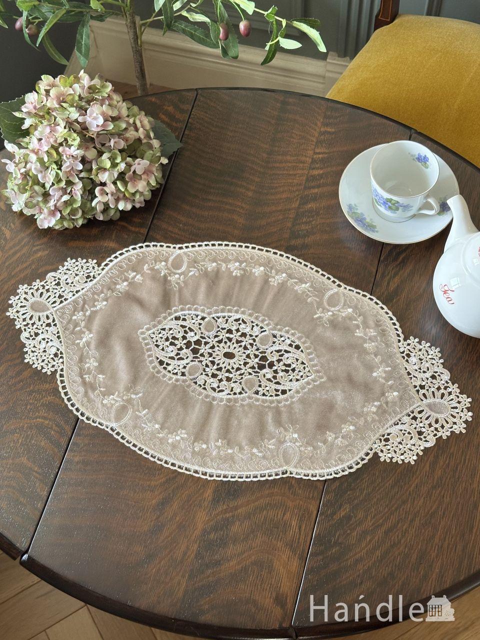 フランスアンティーク風のおしゃれなドイリー、華やかな刺繍が入った可愛いレース(ベージュ) (n20-425)