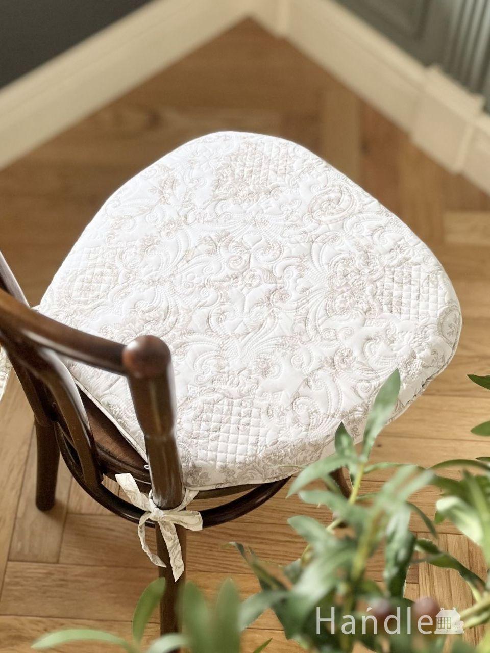 おしゃれなシートクッション、薔薇の模様が描かれたリバーシブルタイプのチェアパッド