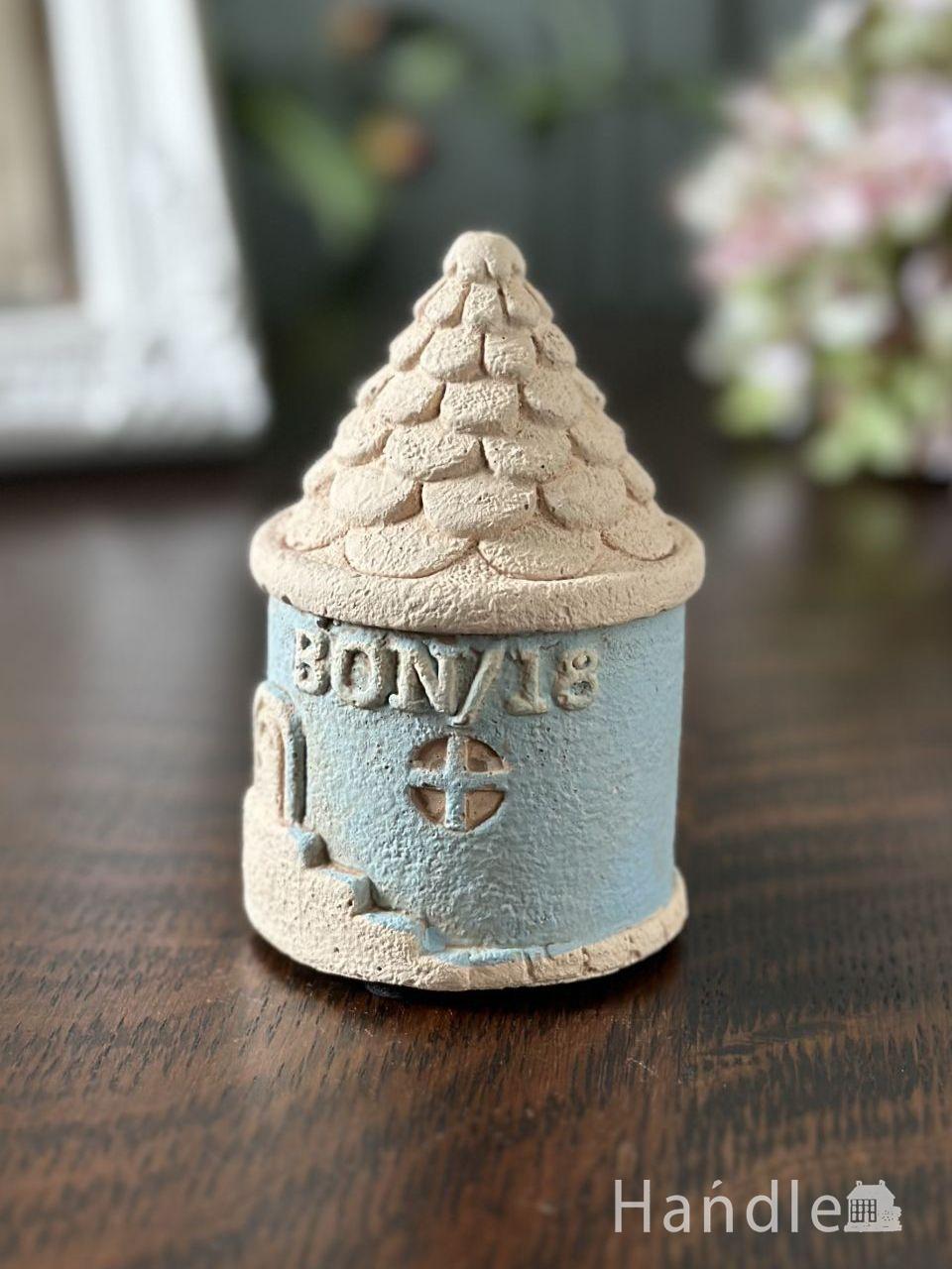 丸い尖がり屋根が可愛いお家のオブジェ、北欧スタイルの青いミニチュアハウス