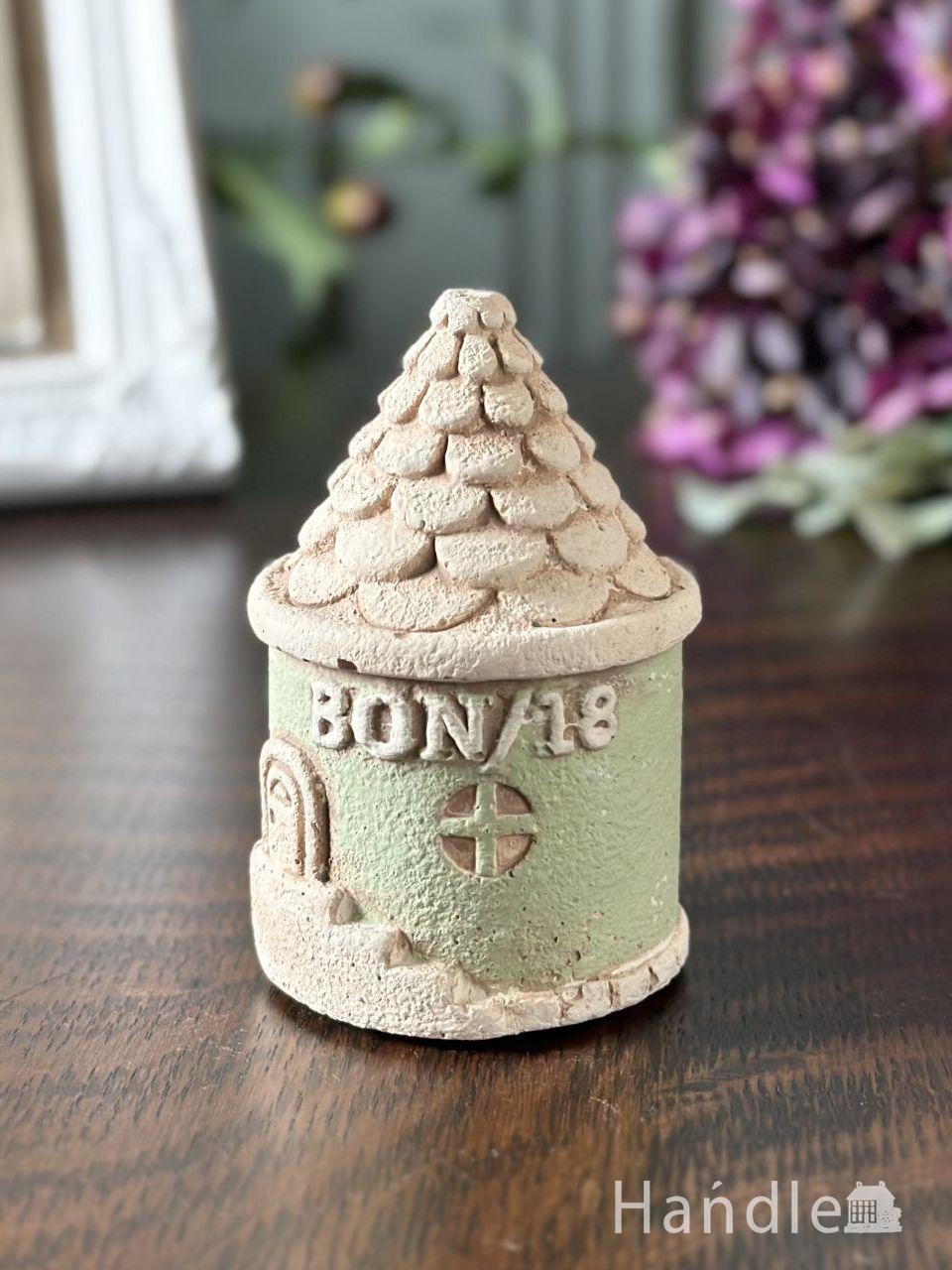 丸い尖がり屋根が可愛いお家のオブジェ、北欧スタイルのグリーンのミニチュアハウス