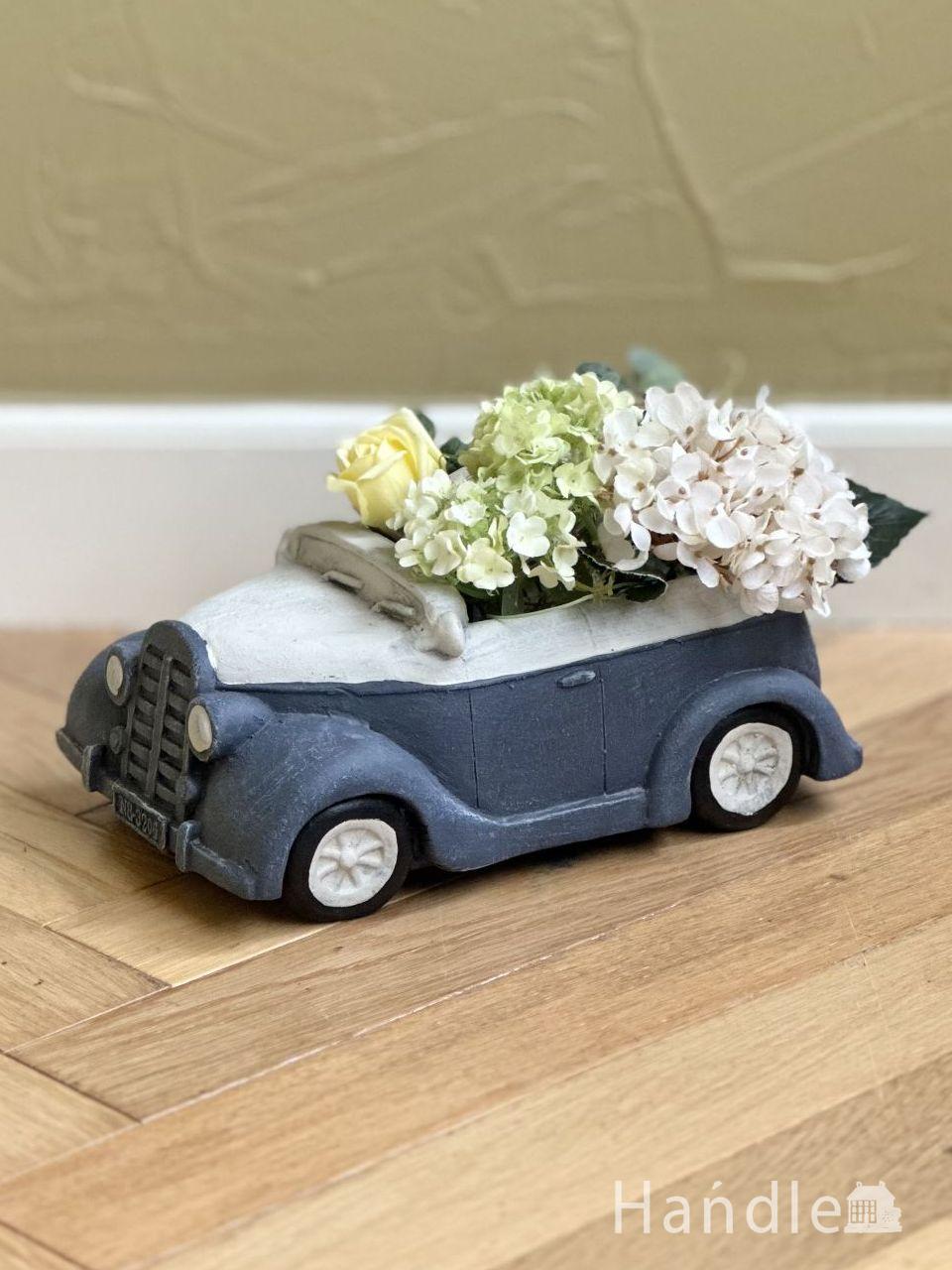 青いクラシックカーのガーデンオブジェ、お花を乗せて走り出すミジェット (n22-341)