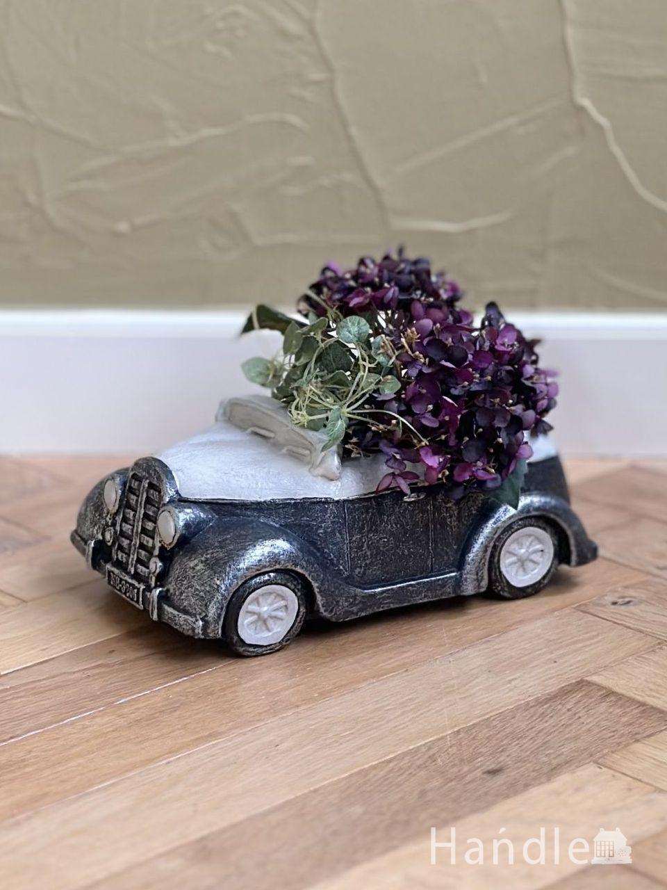 黒いクラシックカーのガーデンオブジェ、お花を乗せて走り出すミジェット