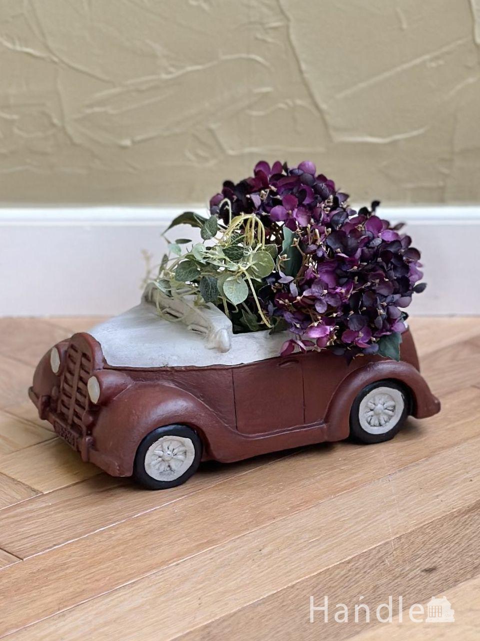 赤いクラシックカーのガーデンオブジェ、お花を乗せて走り出すミジェット