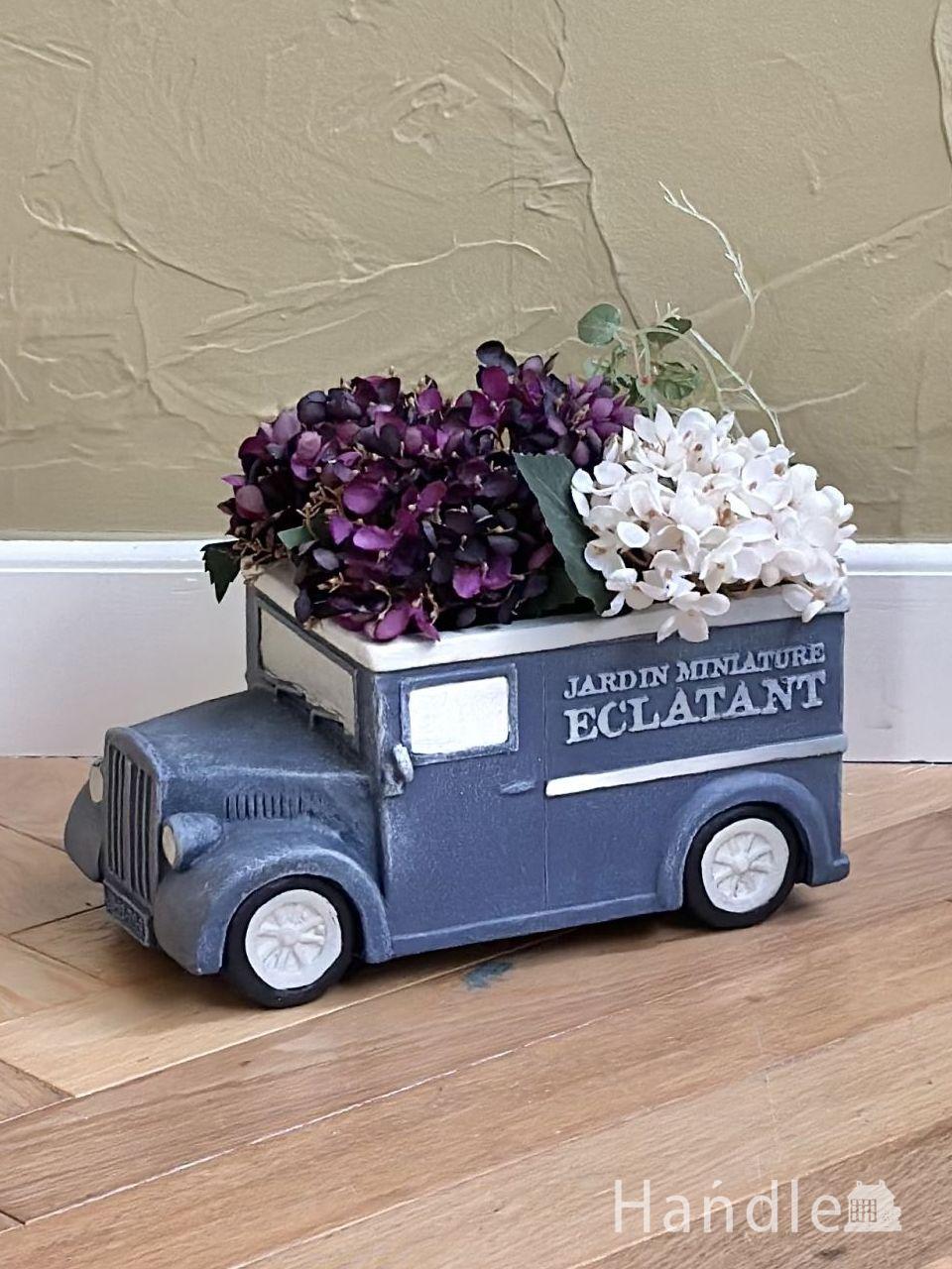 パリの街角を走る赤いデリバリーバン、青いクラシックカーのガーデンオブジェ