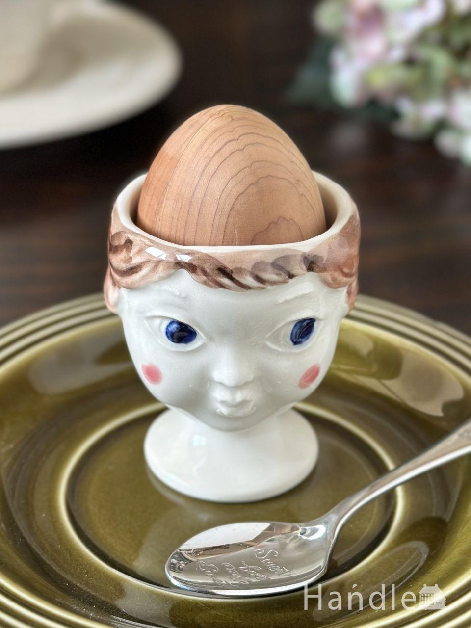 ハミングしている女の子が可愛い、英国の朝食に欠かせないエッグスタンド (n22-321)