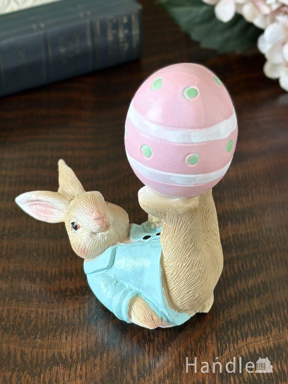 春の訪れを感じるイースターラビット、ピンクのタマゴと遊ぶウサギのオブジェ (n22-377)