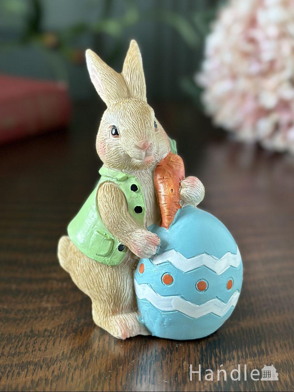 ニンジンを持ったウサギのオブジェ、ブルーのイースターエッグ