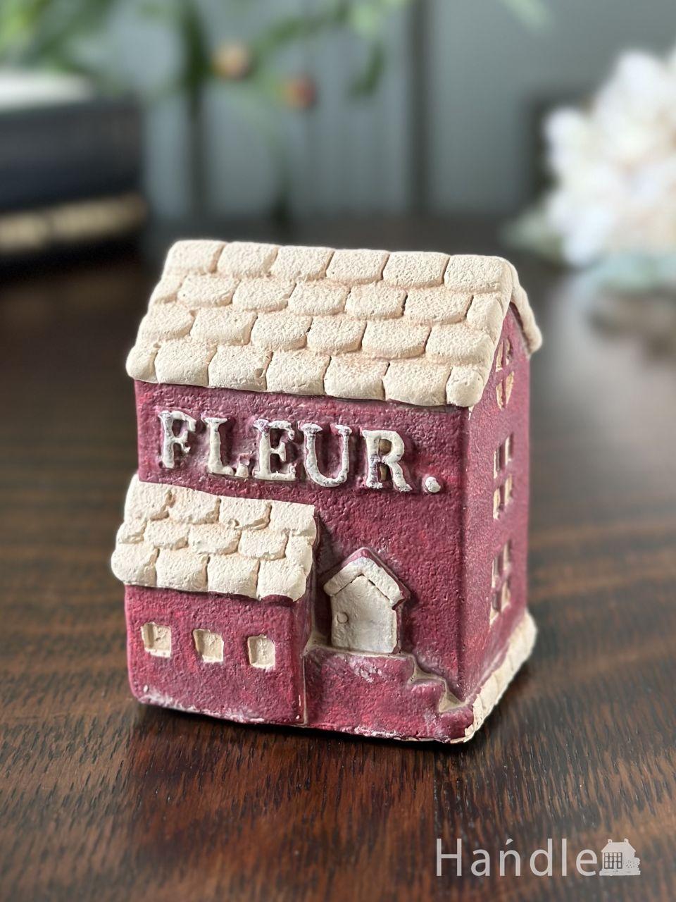 三角屋根の可愛いお花屋さんのオブジェ、 北欧スタイルの赤いミニチュアハウス