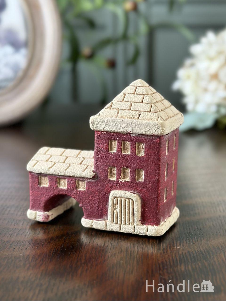 ヨーロッパの街並みが楽しめるオブジェ、赤いアーチ橋が可愛いお家の形のオーナメント