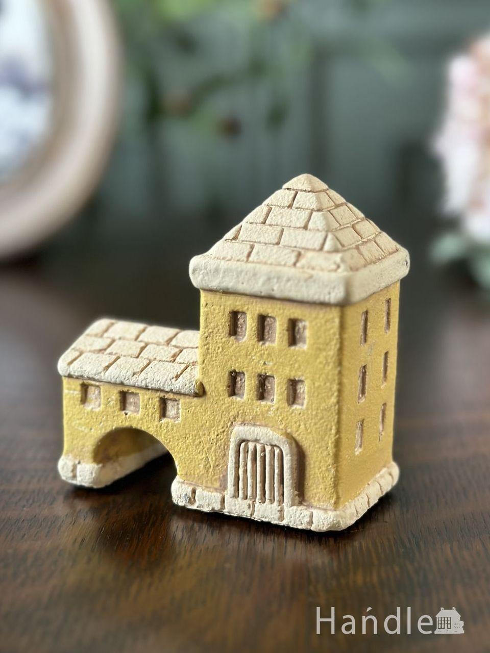 ヨーロッパの街並みが楽しめるオブジェ、黄色いアーチ橋が可愛いお家の形のオーナメント