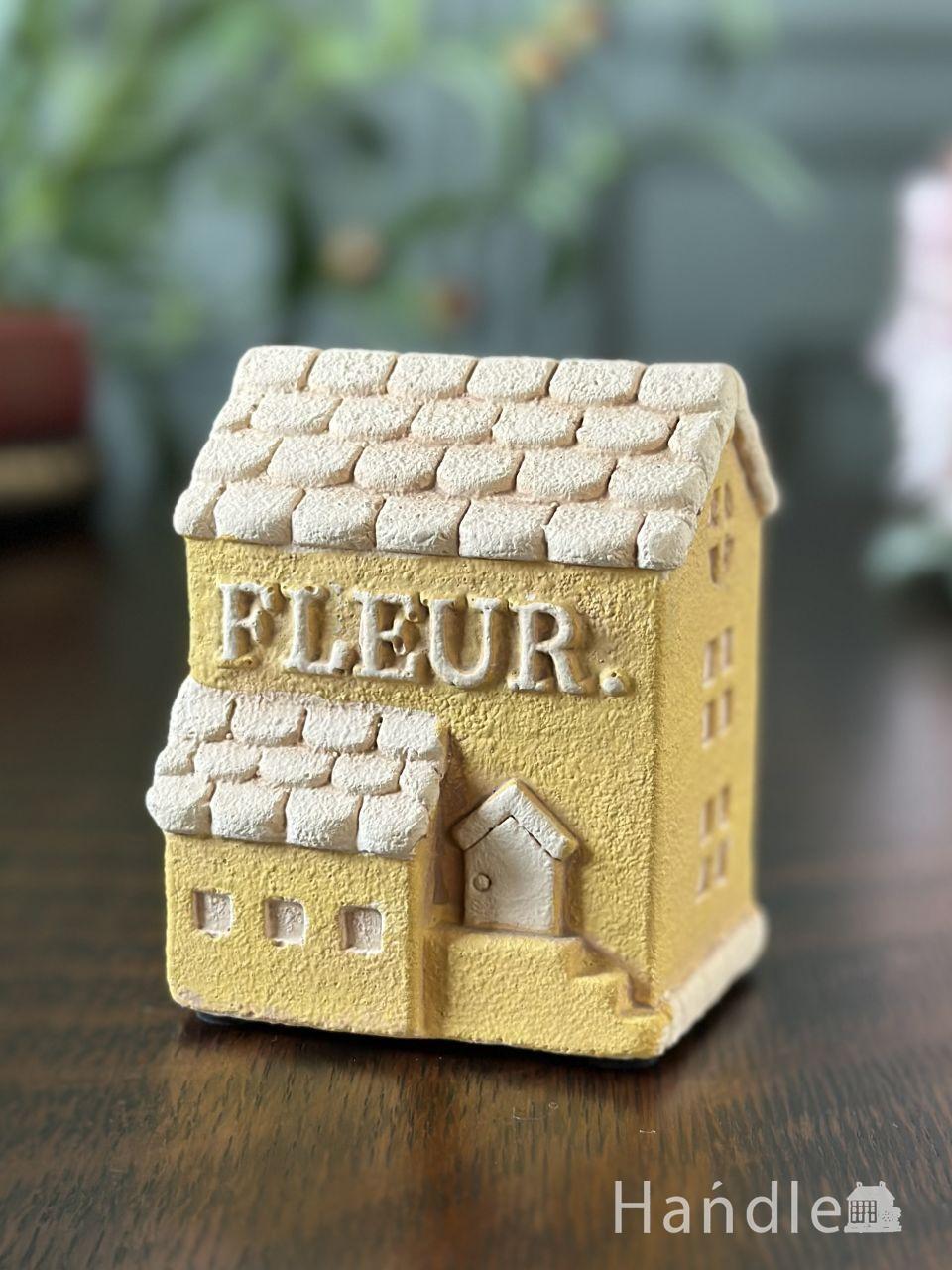 三角屋根の可愛いお花屋さんのオブジェ、 北欧スタイルの黄色いミニチュアハウス