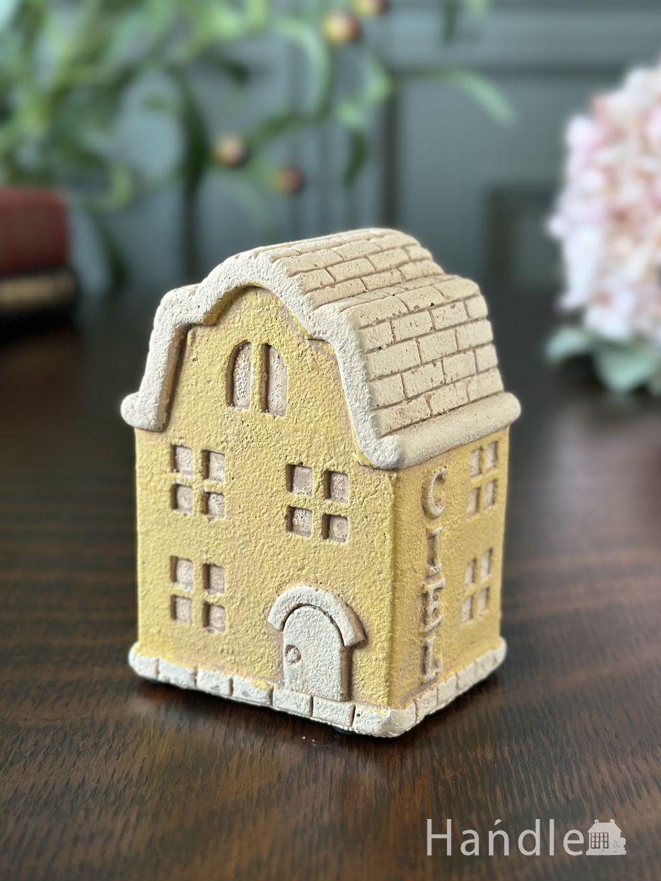 寄棟屋根が可愛いお家のオブジェ、北欧スタイルの黄色いミニチュアハウス