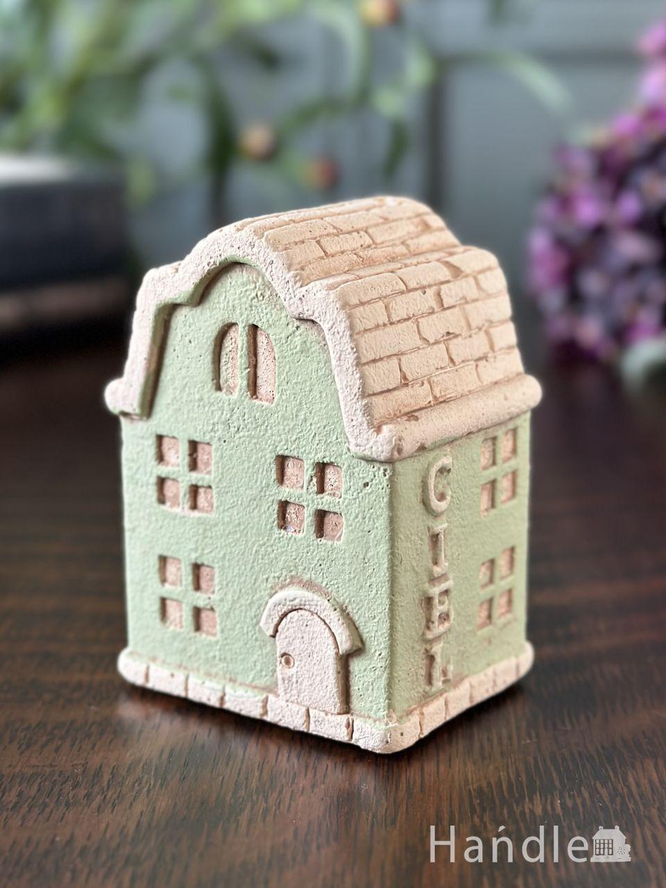 寄棟屋根が可愛いお家のオブジェ、北欧スタイルの緑色のミニチュアハウス